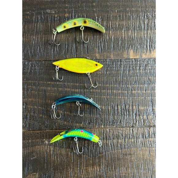 Set Of 4 Vibrant Fishing Lures With Hooks For Freshwater & Saltwater Angling - Picture 1 of 5
